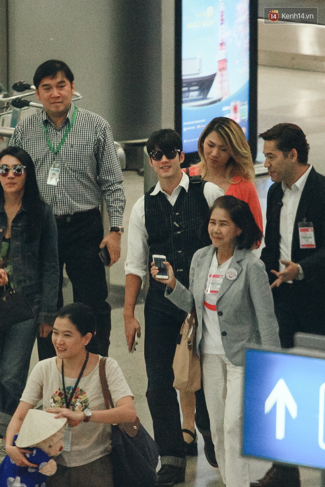 Mario Maurer cực điển trai, đội n&oacute;n l&aacute; vẫy ch&agrave;o người h&acirc;m mộ Việt Nam - Ảnh 5.