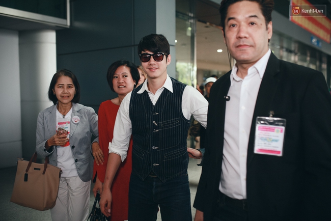 Mario Maurer cực điển trai, đội n&oacute;n l&aacute; vẫy ch&agrave;o người h&acirc;m mộ Việt Nam - Ảnh 9.