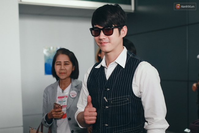 Mario Maurer cực điển trai, đội nón lá vẫy chào người hâm mộ Việt Nam - Ảnh 10.