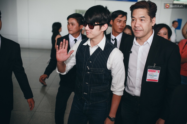 Mario Maurer cực điển trai, đội n&oacute;n l&aacute; vẫy ch&agrave;o người h&acirc;m mộ Việt Nam - Ảnh 11.