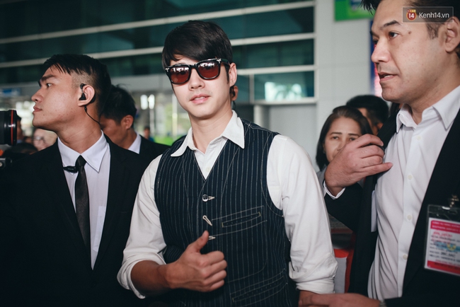 Mario Maurer cực điển trai, đội n&oacute;n l&aacute; vẫy ch&agrave;o người h&acirc;m mộ Việt Nam - Ảnh 16.