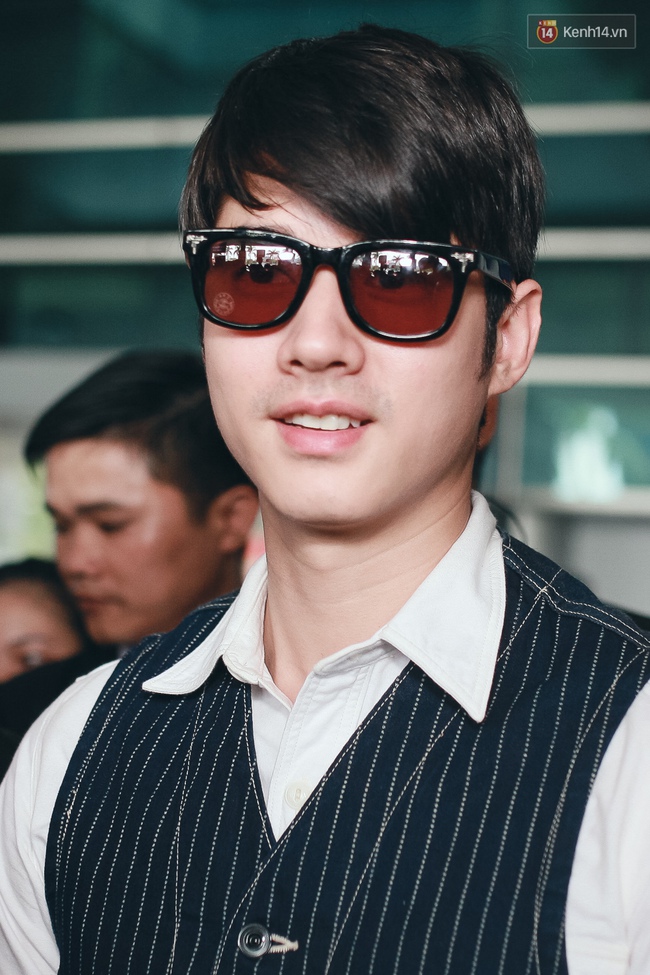 Mario Maurer cực điển trai, đội n&oacute;n l&aacute; vẫy ch&agrave;o người h&acirc;m mộ Việt Nam - Ảnh 17.