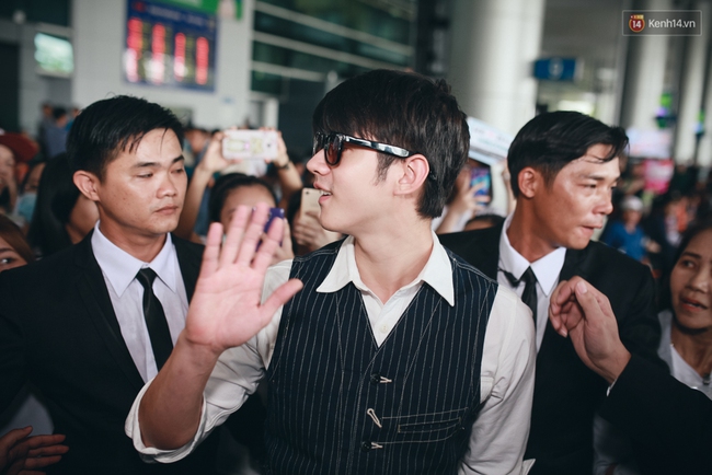 Mario Maurer cực điển trai, đội n&oacute;n l&aacute; vẫy ch&agrave;o người h&acirc;m mộ Việt Nam - Ảnh 18.