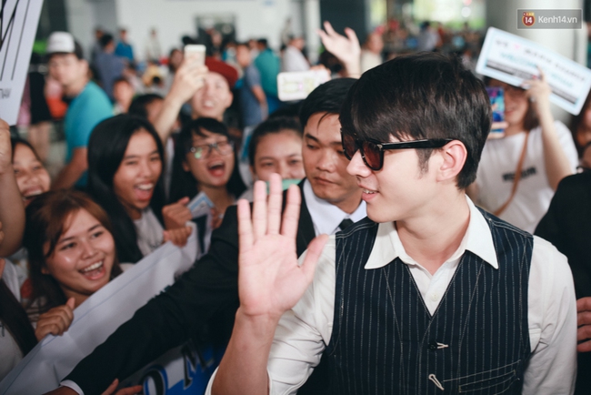 Mario Maurer cực điển trai, đội n&oacute;n l&aacute; vẫy ch&agrave;o người h&acirc;m mộ Việt Nam - Ảnh 19.