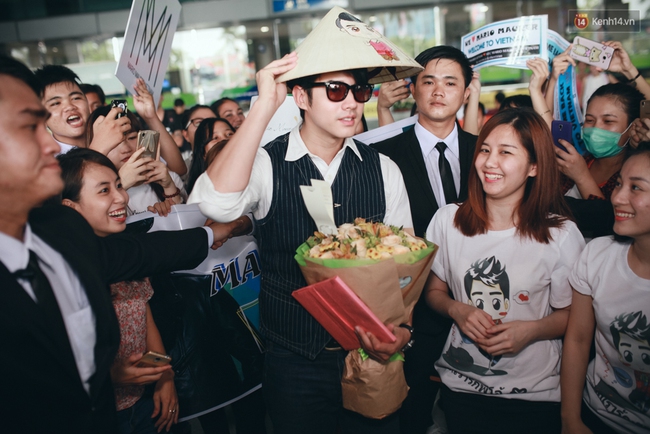 Mario Maurer cực điển trai, đội n&oacute;n l&aacute; vẫy ch&agrave;o người h&acirc;m mộ Việt Nam - Ảnh 21.