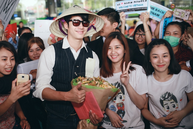 Mario Maurer cực điển trai, đội n&oacute;n l&aacute; vẫy ch&agrave;o người h&acirc;m mộ Việt Nam - Ảnh 23.