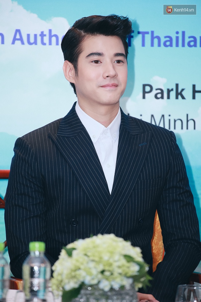 Cận cảnh vẻ điển trai không góc chết của Mario Maurer trong họp báo tại Việt Nam - Ảnh 2.