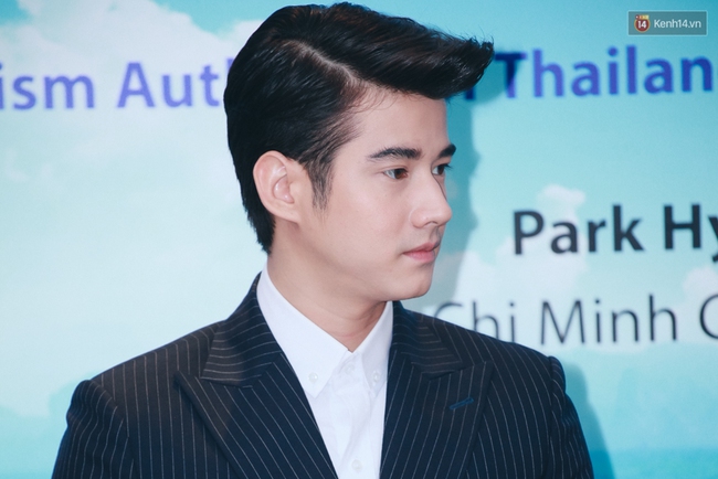 Cận cảnh vẻ điển trai không góc chết của Mario Maurer trong họp báo tại Việt Nam - Ảnh 3.