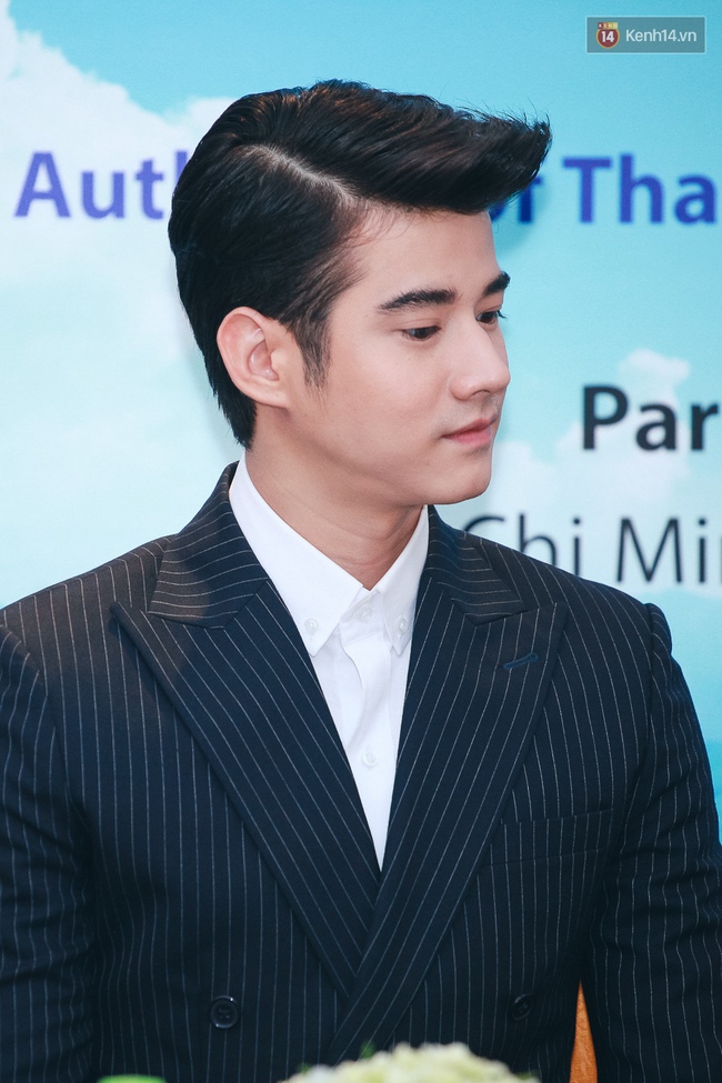 Cận cảnh vẻ điển trai không góc chết của Mario Maurer trong họp báo tại Việt Nam - Ảnh 5.