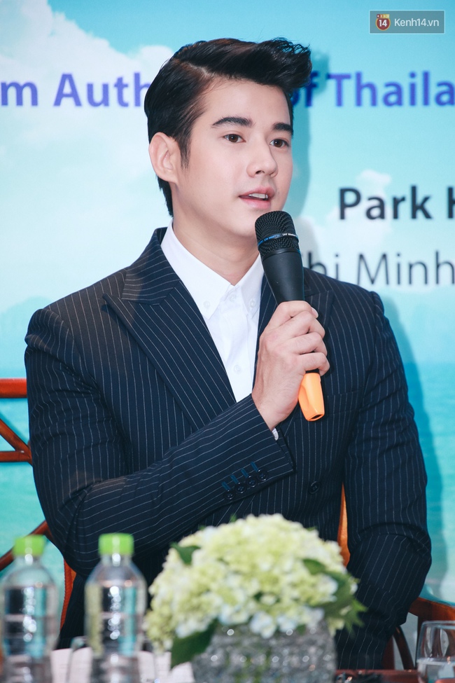 Cận cảnh vẻ điển trai không góc chết của Mario Maurer trong họp báo tại Việt Nam - Ảnh 6.