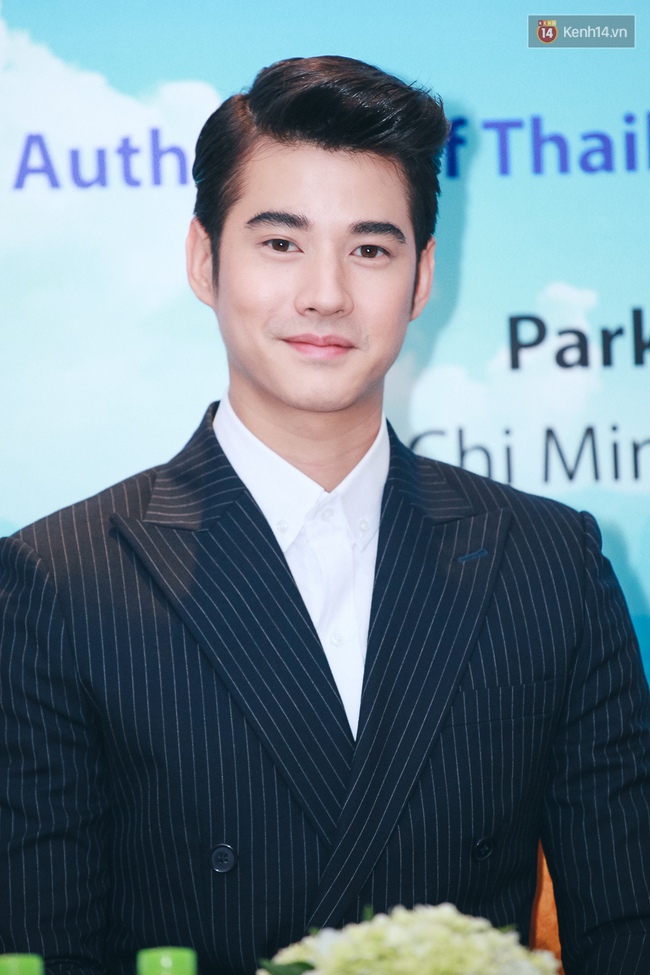 Cận cảnh vẻ điển trai không góc chết của Mario Maurer trong họp báo tại Việt Nam - Ảnh 8.