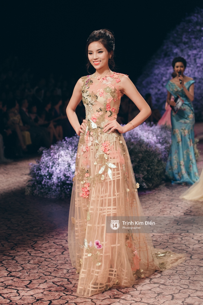 Kỳ Duyên, Phạm Hương đọ trình catwalk trong show thời trang cùng loạt mẫu đình đám - Ảnh 3.