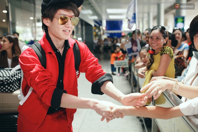 Chàng Man của Tình yêu không có lỗi nổi bật và cực thân thiện với fan tại sân bay Tân Sơn Nhất - Ảnh 6.