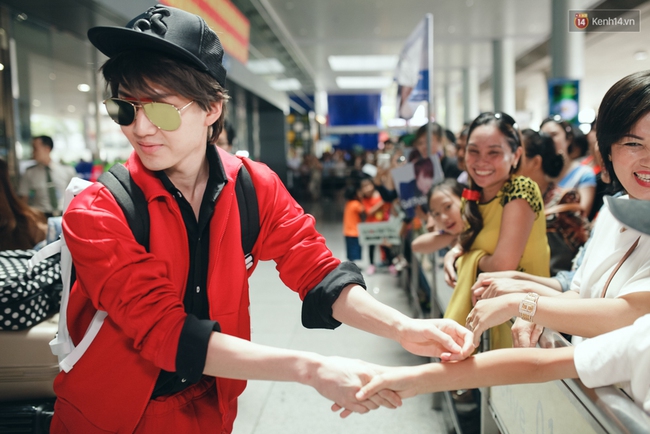 Chàng Man của Tình yêu không có lỗi nổi bật và cực thân thiện với fan tại sân bay Tân Sơn Nhất - Ảnh 7.