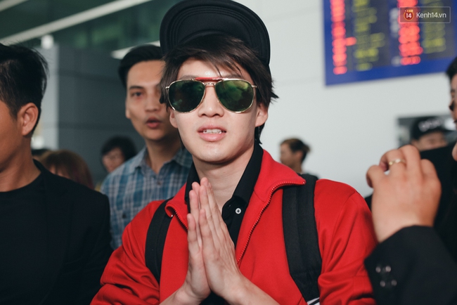 Chàng Man của Tình yêu không có lỗi nổi bật và cực thân thiện với fan tại sân bay Tân Sơn Nhất - Ảnh 8.