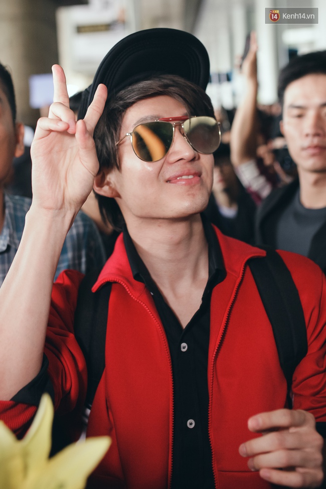 Chàng Man của Tình yêu không có lỗi nổi bật và cực thân thiện với fan tại sân bay Tân Sơn Nhất - Ảnh 11.