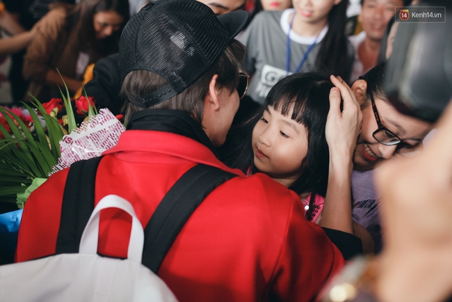 Chàng Man của Tình yêu không có lỗi nổi bật và cực thân thiện với fan tại sân bay Tân Sơn Nhất - Ảnh 14.