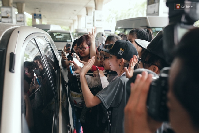 Chàng Man của Tình yêu không có lỗi nổi bật và cực thân thiện với fan tại sân bay Tân Sơn Nhất - Ảnh 17.