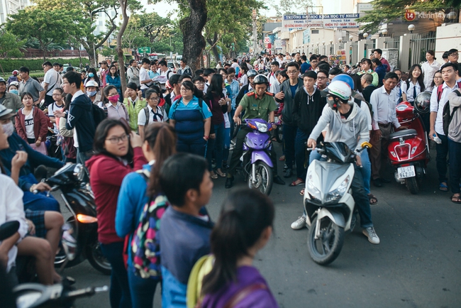 Sáng nay, gần 900.000 thí sinh bước vào buổi thi THPT Quốc gia đầu tiên - Ảnh 11.