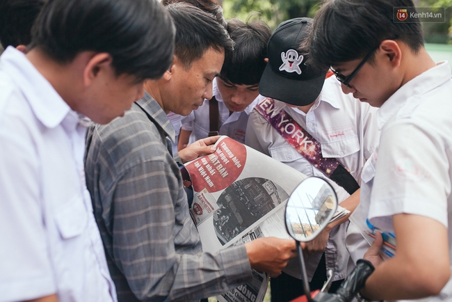 Thí sinh kết thúc buổi thi môn Văn, nhiều người bất ngờ vì đoán sai đề - Ảnh 38.