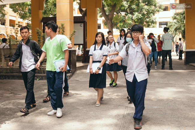 Th&iacute; sinh kết th&uacute;c buổi thi m&ocirc;n Văn, nhiều người bất ngờ v&igrave; đo&aacute;n sai đề - Ảnh 33.