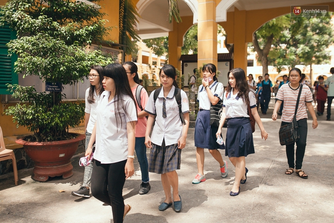 Th&iacute; sinh kết th&uacute;c buổi thi m&ocirc;n Văn, nhiều người bất ngờ v&igrave; đo&aacute;n sai đề - Ảnh 34.