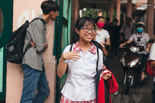 Phụ huynh v&agrave; SV t&igrave;nh nguyện dầm dưới mưa chờ th&iacute; sinh ho&agrave;n tất m&ocirc;n Vật l&yacute; - Ảnh 35.