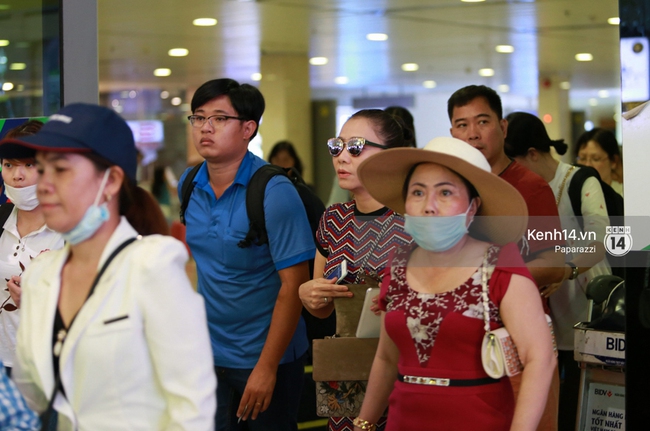 Vợ chồng Thu Minh tình cảm xuất hiện ở sân bay sau khi bị tố lừa đảo tiền tỉ - Ảnh 1.