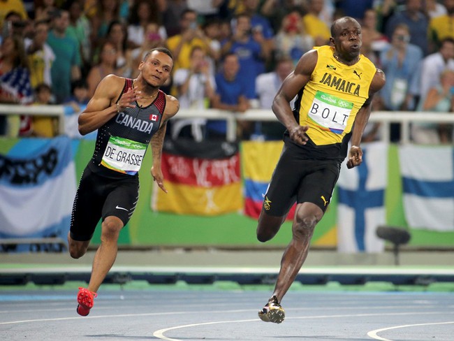 Tia chớp Usain Bolt có đủ thời gian để cười với đối thủ khi cán đích đầu tiên tại Olympic - Ảnh 2.