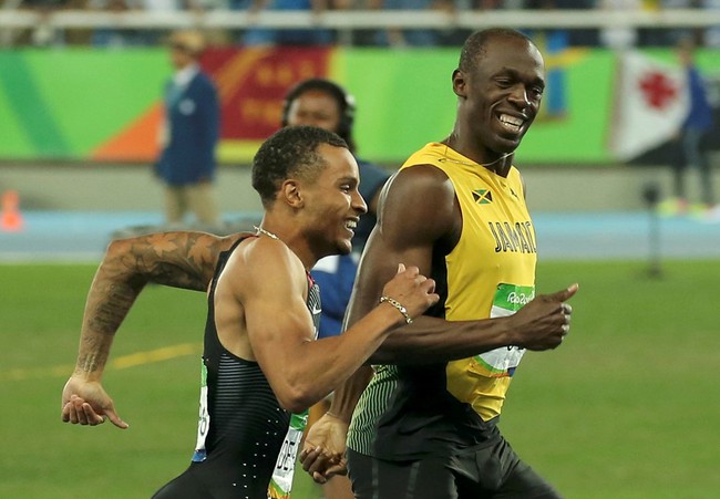 Tia chớp Usain Bolt có đủ thời gian để cười với đối thủ khi cán đích đầu tiên tại Olympic - Ảnh 4.