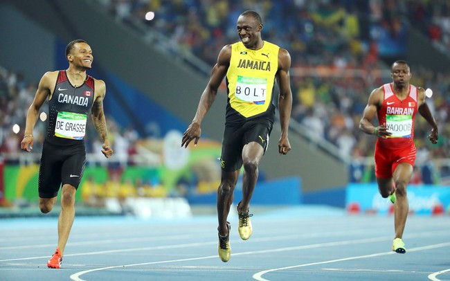 Tia chớp Usain Bolt có đủ thời gian để cười với đối thủ khi cán đích đầu tiên tại Olympic - Ảnh 3.
