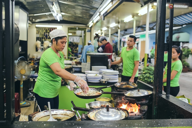 Ghi vào sổ 4 hàng bánh xèo siêu ngon, lúc nào cũng đông khách ở Sài Gòn - Ảnh 2.