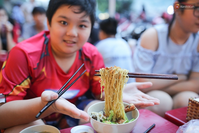 Mì bay - chứ không phải là Mì cay nhé - mới là món ăn hot nhất Sài Gòn bây giờ - Ảnh 11.