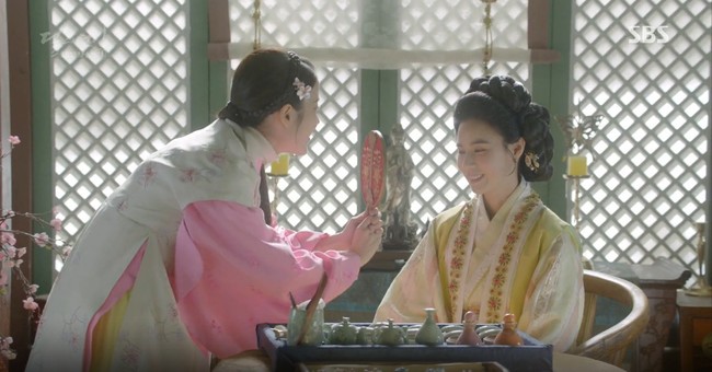 Moon Lovers: Đánh nhau chán chê, hoàng tử Baekhyun lại đột nhiên phải lòng IU - Ảnh 16.
