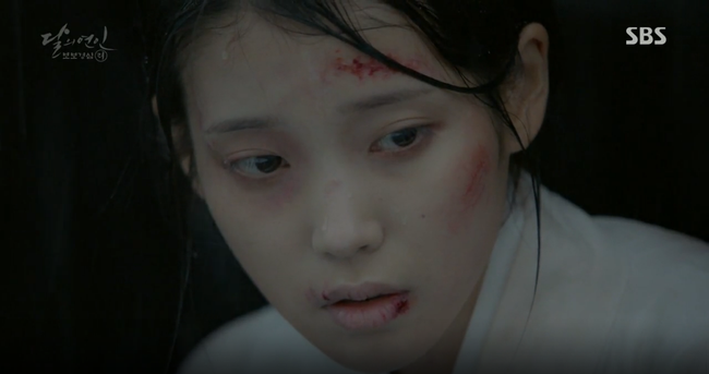 Moon Lovers: &ldquo;Anh Tư&rdquo; Lee Jun Ki t&aacute;i hiện lại cảnh che mưa kinh điển trong Bộ Bộ Kinh T&acirc;m! - Ảnh 30.