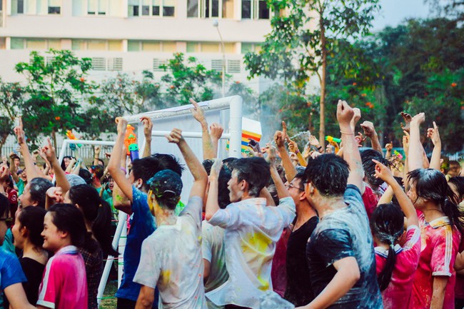 Teen Huế tưng bừng quẩy Color me run phiên bản ném bóng nước trong Lễ trưởng thành - Ảnh 8.