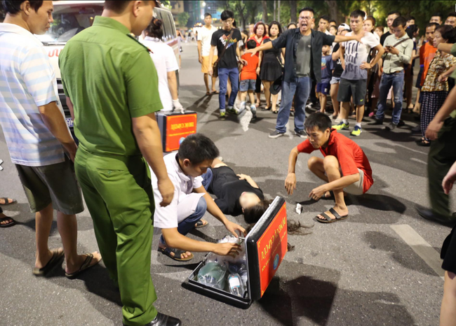 H&agrave; Nội: Đi xe điện c&acirc;n bằng ở phố đi bộ, c&ocirc; g&aacute;i 18 tuổi ng&atilde; đập đầu xuống đất bất tỉnh - Ảnh 2.
