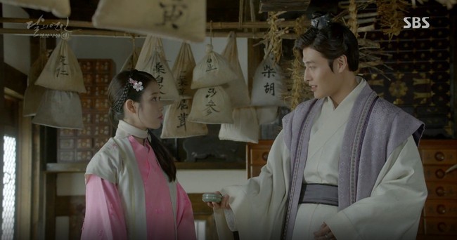 Moon Lovers: Đánh nhau chán chê, hoàng tử Baekhyun lại đột nhiên phải lòng IU - Ảnh 9.
