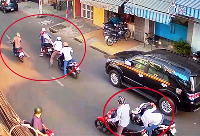 Hai thanh ni&ecirc;n d&ugrave;ng hung kh&iacute; khống chế người phụ nữ rồi cướp xe ở S&agrave;i G&ograve;n - Ảnh 1.