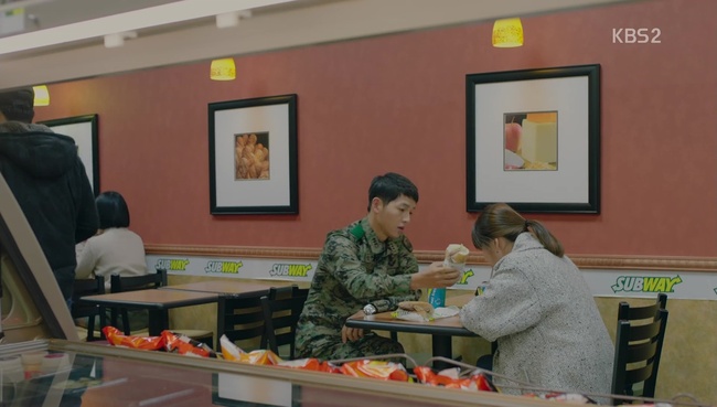 Kh&aacute;n giả h&aacute; hốc mồm v&igrave; khả năng &ldquo;bất tử&rdquo; của Song Joong Ki trong &ldquo;Hậu Duệ Mặt Trời&rdquo; - Ảnh 24.