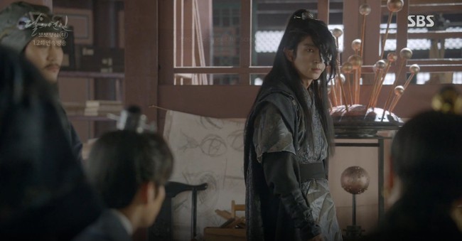 Moon Lovers: Lần đầu gặp gỡ, hoàng tử Lee Jun Ki làm anh hùng cứu mỹ nhân IU - Ảnh 15.