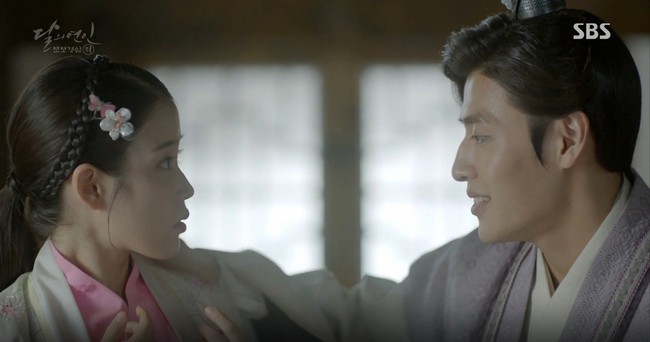 Moon Lovers: Đánh nhau chán chê, hoàng tử Baekhyun lại đột nhiên phải lòng IU - Ảnh 10.