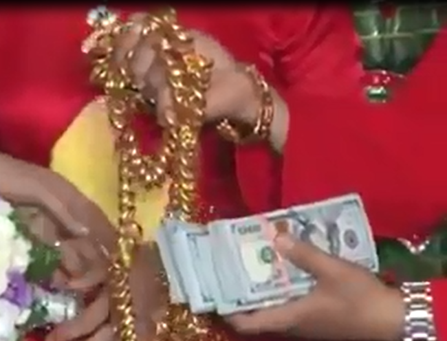 Clip: Bố mẹ tặng 300 lượng v&agrave;ng v&agrave; 50.000 USD l&agrave;m của hồi m&ocirc;n cho con g&aacute;i - Ảnh 4.