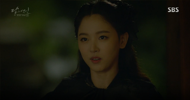 Moon Lovers: &ldquo;Anh Tư&rdquo; Lee Jun Ki t&aacute;i hiện lại cảnh che mưa kinh điển trong Bộ Bộ Kinh T&acirc;m! - Ảnh 16.