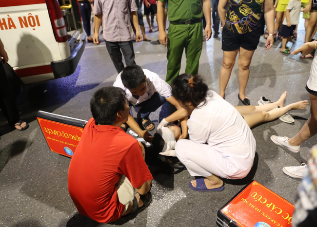 H&agrave; Nội: Đi xe điện c&acirc;n bằng ở phố đi bộ, c&ocirc; g&aacute;i 18 tuổi ng&atilde; đập đầu xuống đất bất tỉnh - Ảnh 3.