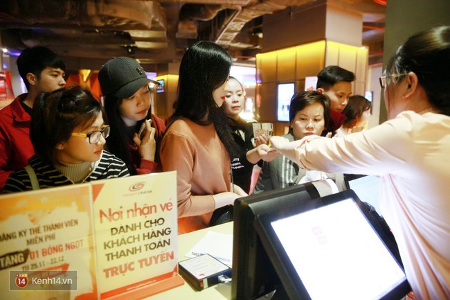 Giới trẻ H&agrave; Nội n&ocirc; nức rủ nhau xem phim miễn ph&iacute; & xem phim thả ga ở Weekend Fair - Ảnh 15.