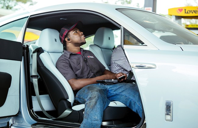 C&acirc;u chuyện bất ngờ khi chủ xe Rolls-Royce gần 9 tỷ kh&ocirc;ng xu d&iacute;nh t&uacute;i - Ảnh 2.