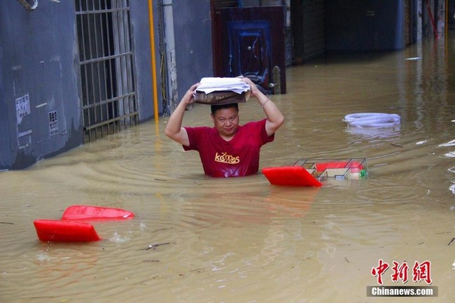 Chùm ảnh: Cảnh tượng lụt lội khủng khiếp ở Trung Quốc - Ảnh 33.