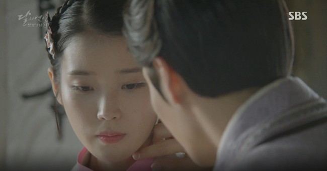 Moon Lovers: Đánh nhau chán chê, hoàng tử Baekhyun lại đột nhiên phải lòng IU - Ảnh 11.