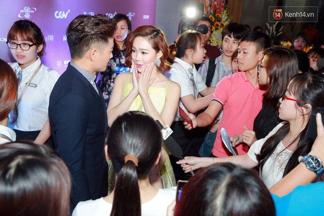 Fan Hà Nội vây quanh đôi tình nhân Minh Hằng - Quý Bình tại họp báo - Ảnh 1.